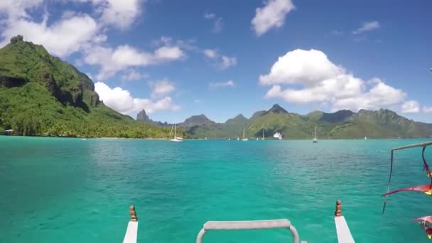 Blick von der Vorderseite eines Bootes bei der Ankunft in der Bucht von Opunohu. — Stockvideo