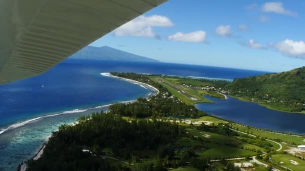 Moorea vue de l'aéroport depuis un cessna. Journée ensoleillée en Polynésie française — Video