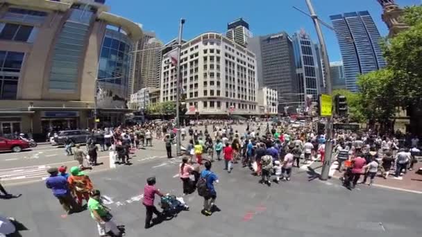 Crowd in Sydney crossing the streets during boxing day. — Stock Video