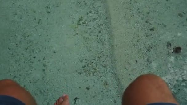 Los pies del hombre sobre el agua en la polinesia francesa. Día soleado — Vídeo de stock
