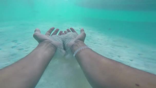 POV Areia fluindo de mãos debaixo d 'água. Água potável e saneamento básico em Polinésia Francesa moorea — Vídeo de Stock