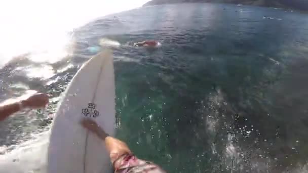 Man surfing POV pandangan pertama di Moora Haapiti surfing spot. Hari yang cerah — Stok Video