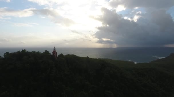 Αεροπλάνο drone Zoom out πάνω από τα δέντρα, φάρο και τον ωκεανό σε martinique — Αρχείο Βίντεο
