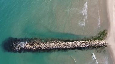 Camargue 'deki Akdeniz sahilinde insansız hava aracı vuruldu. Dikey üst görünüm.