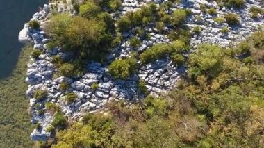 Kayaların ve çalıların üzerinden uçup Vercors Massif 'te bir uçurum keşfedeceğiz. İHA atışı.