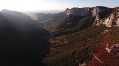 Vercors Massif Fransa 'daki güzel bir vadinin günbatımında hava manzarası. Choranche.