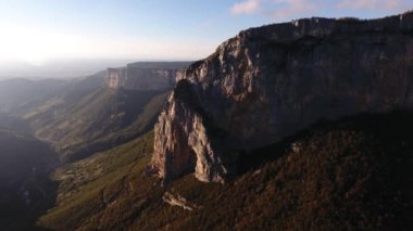 Vercors Massif France 'ta bir dağa doğru uçan hava aracı görüntüsü. Gün batımı zamanı.