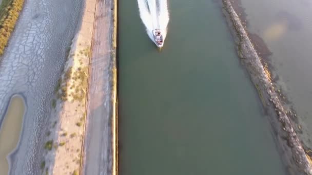 За лодкой в канале во время заката. Открывая горизонт и море — стоковое видео