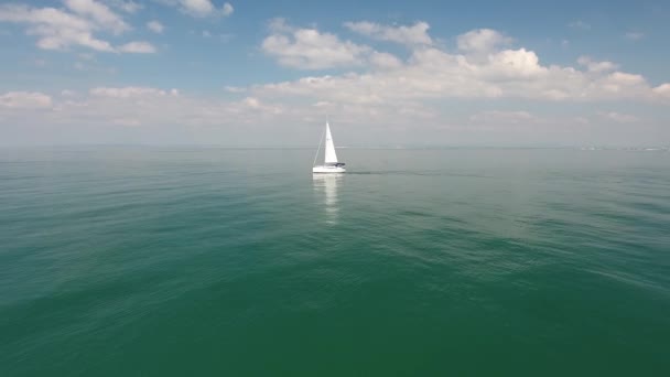 Droneskudd på vei mot en seilbåt over Middelhavet. Nydelig sol – stockvideo