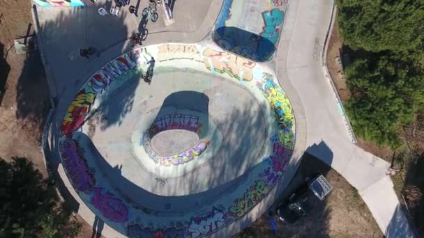 Drone disparó vista vertical sobre un parque de skate en el sur de Francia. Jóvenes Bmx paseo — Vídeo de stock