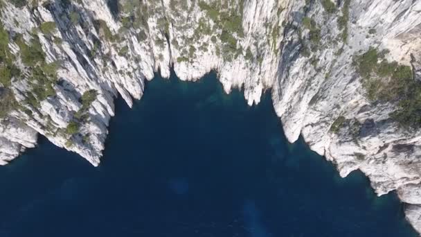 Beautiful Creek Vertical Top View Drone Mediterranean Sea Cliffs Calanque — Stock Video