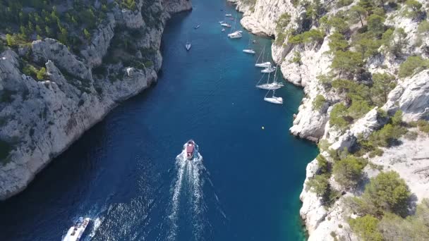 Wzdłuż Łodzi Dronem Wpływającej Potoku Calanque Vau Południe Francji Słoneczny — Wideo stockowe