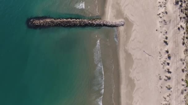 Drone tiré sur la plage méditerranéenne en Camargue. Vue de dessus verticale, haute altitude — Video