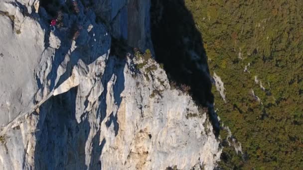 Choranche Vercors Taki Bir Uçurumdan Yavaş Çekimde Atlayan Bir Adamın — Stok video