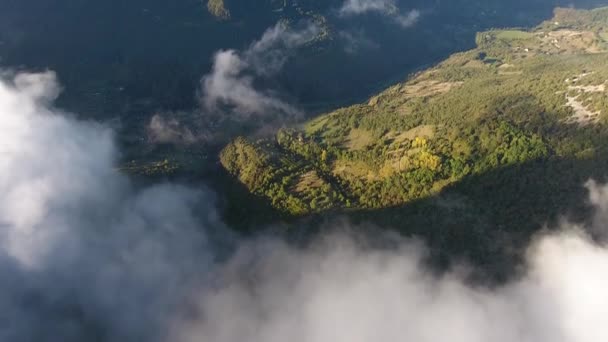 Lecąc Nad Chmurami Odkrywając Piękny Masyw Vercors Francji Widoku Pionowego — Wideo stockowe