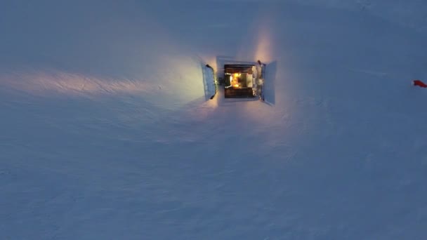 프랑스 알프스 산맥에서 해 가질 때 눈 더미가 움직이는 모습을 공중에서 드론으로 찍은 장면. — 비디오