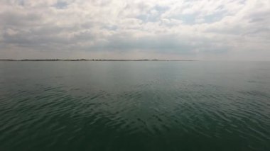 Fransa 'nın güneyinde Akdeniz üzerinde uçan bir hava aracı. düşük irtifa