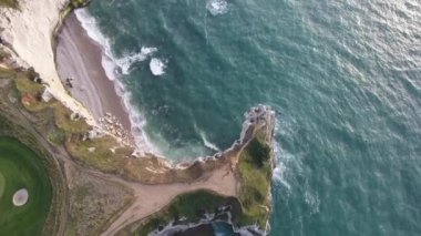Normandiya 'daki Etretat' taki beyaz tebeşir kayalıklarının ve golf sahasının havadan görünüşü. Gün batımı