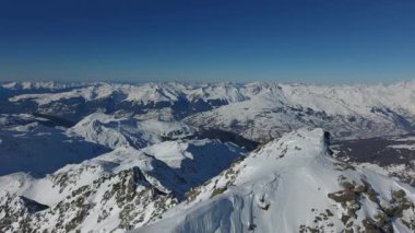 Fransız Alpleri 'nde dağın sırtı boyunca uçuyor. Hava çekimi güneşli bir gün