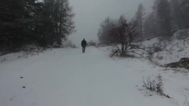 Karda yürüyen bir adamı takip eden İHA atışı..