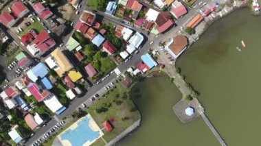 Martinique 'deki Le Robert' ın İHA 'sından dikey görüntü. Güneşli bir gün, orta yükseklikte uçuş