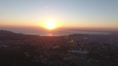 Marsilya insansız hava aracı görünümünde inanılmaz bir gün batımı.