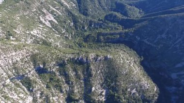Fransa 'daki Navacelles Sirki' nde erozyonal bir arazinin üzerinde uçuyordu. Dikey ve yatay görünümden