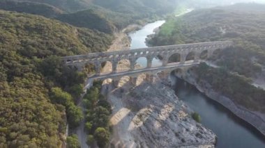 Fransa 'nın güneyindeki Le Pont du Gard köprüsünün hava manzarası. Gün batımı zamanı.