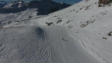 Fransız Alpleri 'ndeki bir dağda kayak yapan bir kayakçının görüntüsü. Güneşli bir gün