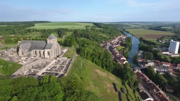 Kerk Een Heuvel Een Landelijke Stad Door Drone Locatie Frankrijk — Stockvideo