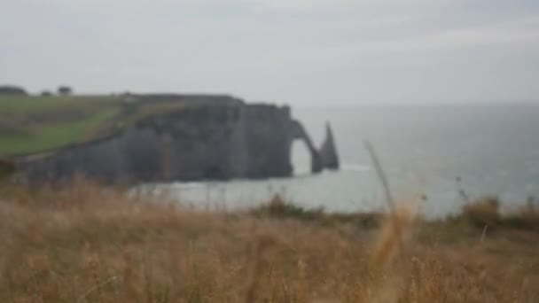 Etretat de loin lors d'une journée nuageuse en France — Video