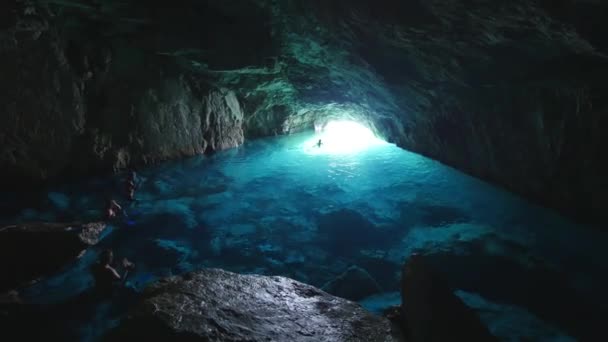 Dentro de una cueva azul en las calanques de Marsella. — Vídeos de Stock