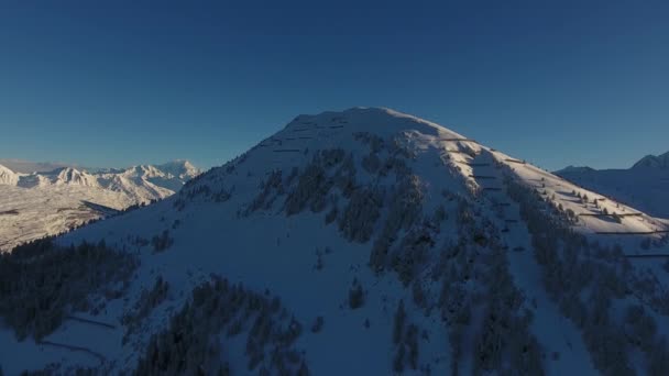 Drone Aérien Survolant Une Montagne Coucher Soleil Paysage Enneigé Dans — Video