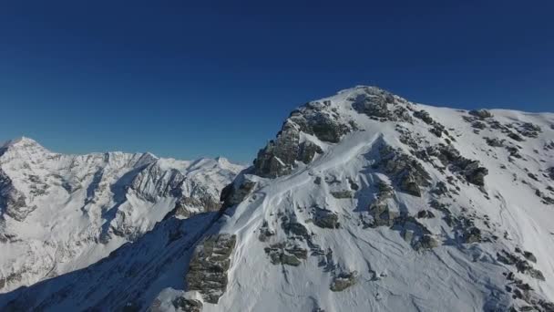 Vue Aérienne Imprenable Sur Les Montagnes Enneigées Des Alpes Françaises — Video