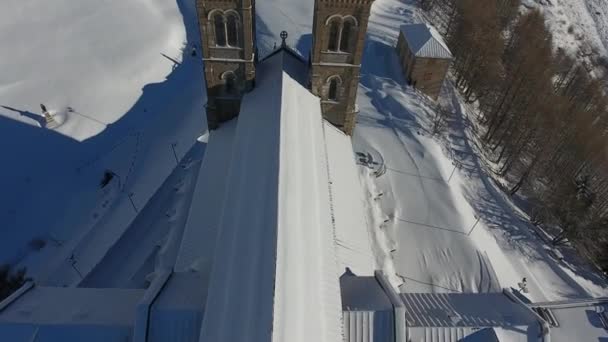 在一个白雪覆盖的教堂和避难所上空近距离飞行 无人机射中了法国 — 图库视频影像