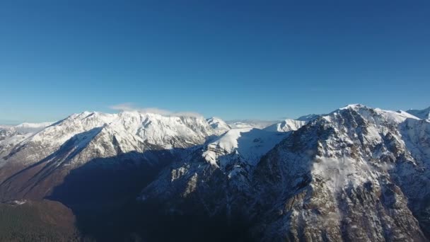 Vue Panoramique Sur Drone Une Vallée Des Montagnes Enneigées Journée — Video