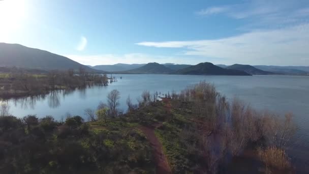 Fransa Nın Güneyinde Salagou Gölü Üzerinde Uçan Hava Aracı Görüntüsü — Stok video