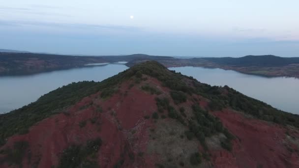 Лететь Прочь Красной Горы Вдоль Озера Салагу Франции — стоковое видео
