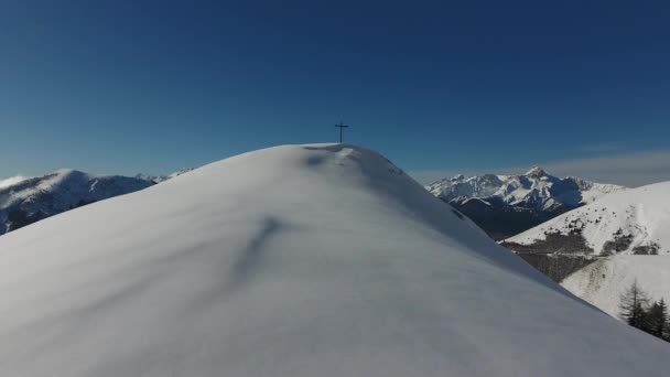 Volare Verso Uomo Seduto Accanto Una Croce Religiosa Sulla Cima — Video Stock