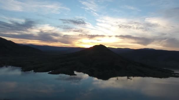 Drone Disparou Sobre Lago Salagou Durante Pôr Sol França — Vídeo de Stock