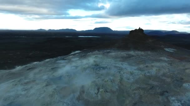 アイスランドのNamafjall Hverarond硫黄蒸気を見下ろす美しいドローンビュー — ストック動画