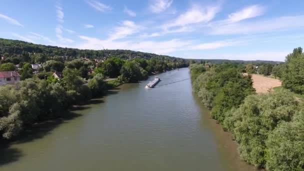 De drone vloog naar een boot op een rivier in Frankrijk. Zonnige dag — Stockvideo