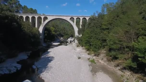 Drone Sparato Volando Verso Ponte Nel Sud Della Francia Giornata — Video Stock