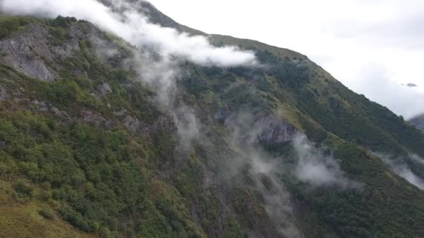 Drone Cinématographique Volant Vers Une Montagne Avec Des Nuages Dans — Video