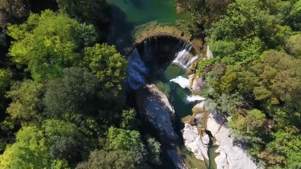 在圣罗兰勒密尼尔 无人驾驶飞机在瀑布上空盘旋 法国南部阳光灿烂 — 图库视频影像