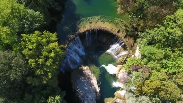Homem Construiu Cachoeira Saint Laurent Minier Sul França Dia Ensolarado — Vídeo de Stock
