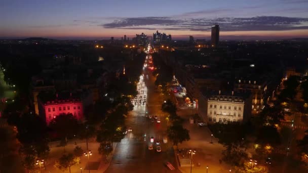El lapso de tiempo durante la noche de París la Defensa. Vista desde el arco del triunfo. — Vídeo de stock