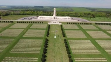 İHA 'larla Douaumont mezarlığı. 1. Dünya Savaşı