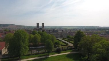 Fransa 'nın güneyindeki kırsal bir köyün insansız hava aracı görüntüsü. Aziz Ambroix
