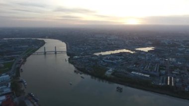 Bordeaux havacılık şehri gün batımı zaman nehri la Garonne, köprü kenti.